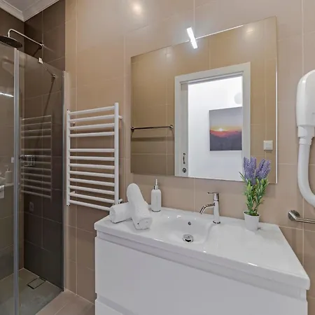 וילה Ourmadeira - Da Portada, Character *